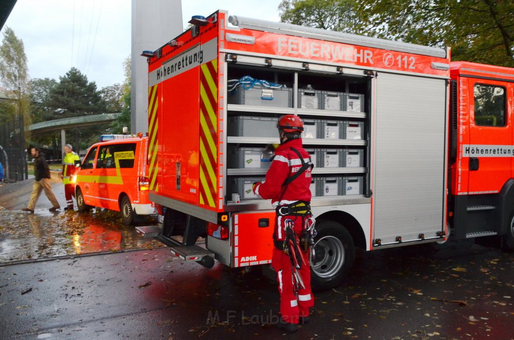 Einsatz BF Hoehenretter Koelner Seilbahn Hoehe Zoobruecke P2221.JPG